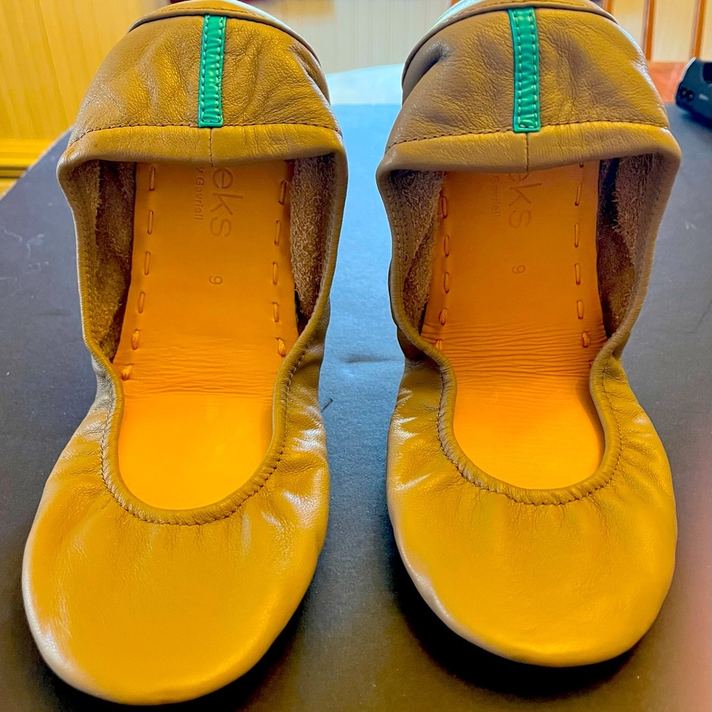 NIB Tieks Taupe Size 9